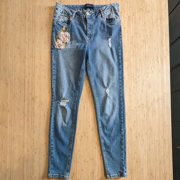 LiquidX Size 9 Blue jeans with Embroidered Rose and distressed 28 inch inseam - Picture 3 of 11